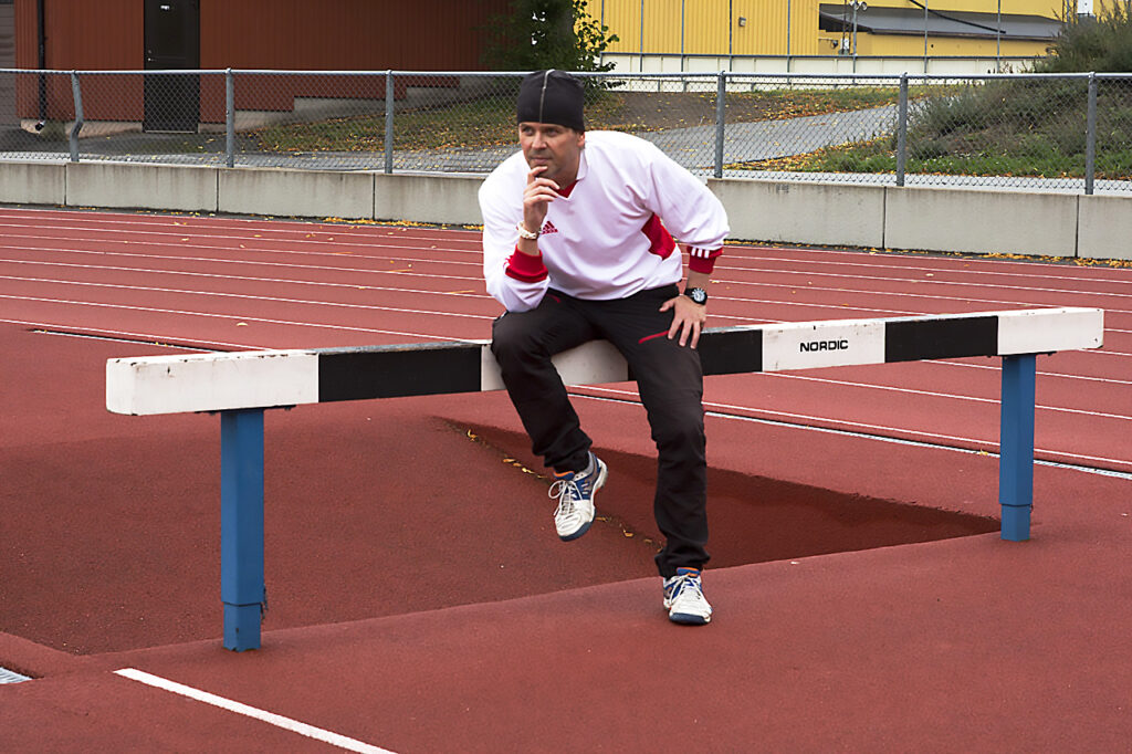 Sitter och tar en funderare på hinder.